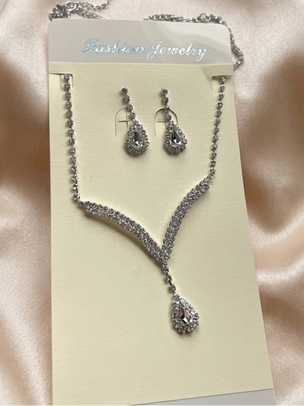 Fashion Jewelry Silver Teardrop Crystal Necklace and Earring Set